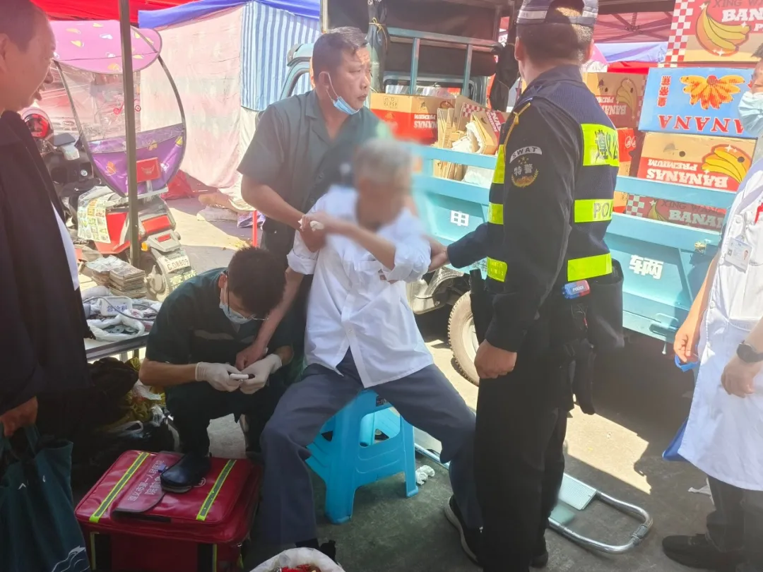 老人突然晕倒，红花岗特巡警火速施救