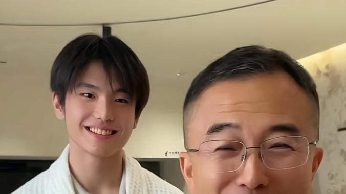 毛巾厂办庆典，愣被网友扒成"豪门恩怨剧"！无辜同行被迫晒结婚证自证清白
