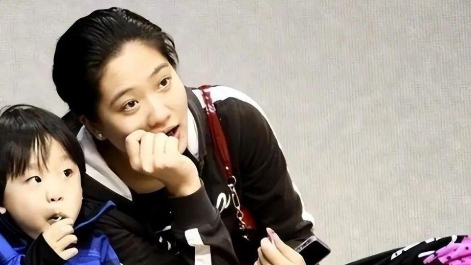 39岁胡美近况曝光！与朱芳雨离婚已经13年，如今带小儿子生活未再婚