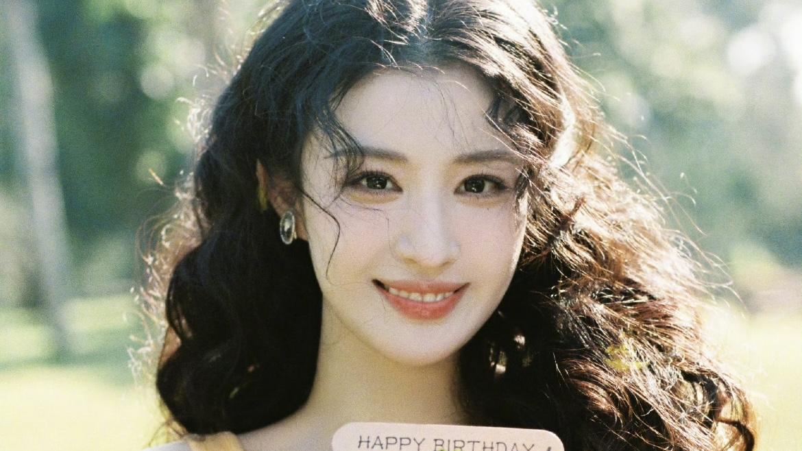 王楚然：一抹明媚笑靥，点亮冬日娱乐圈的暖阳