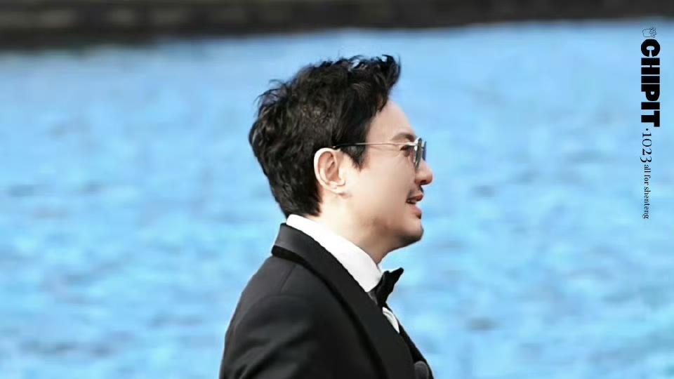 沈腾西服照反差封神！ 严肃似男神， 一笑秒变喜剧人