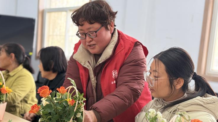 巾帼绽芳华  花香润初心