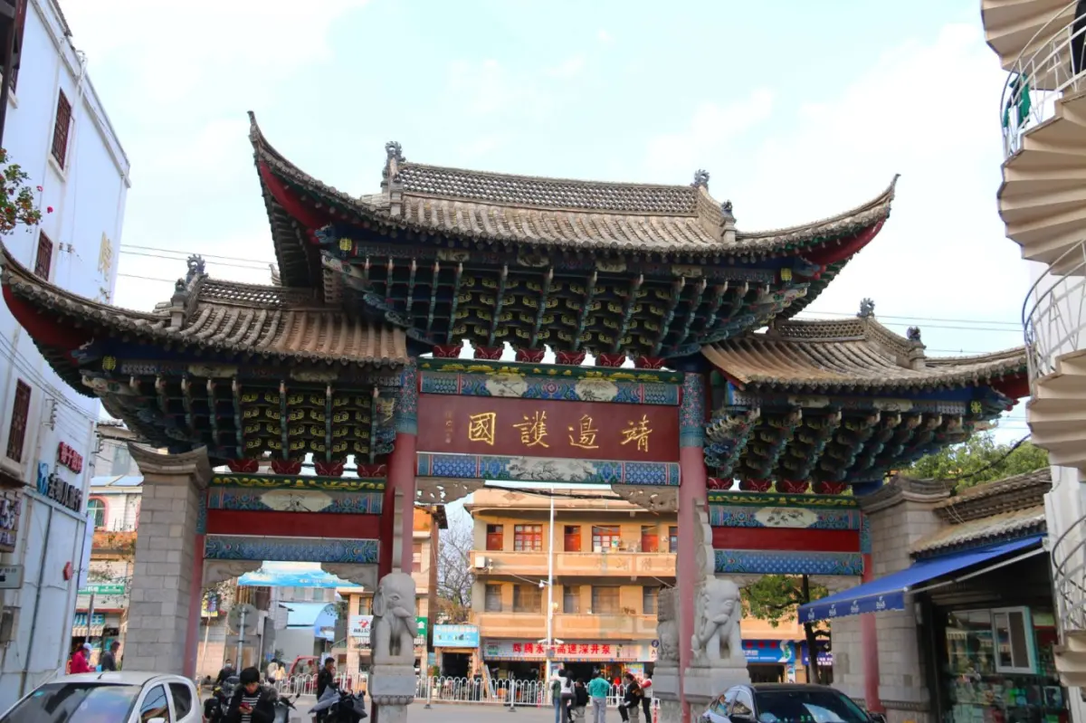 度假真正的开始，建水古城小住（城门）