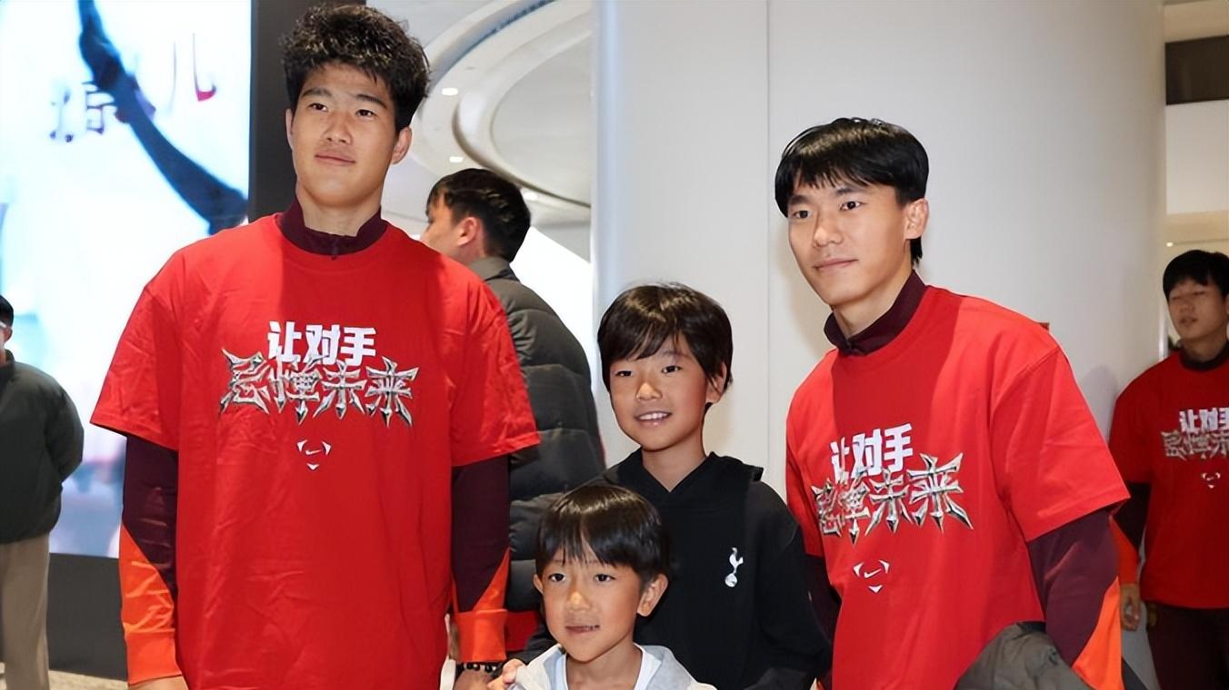 U23国足回国身穿特制T恤，泰山队两将归队时间确定，克雷桑回来了