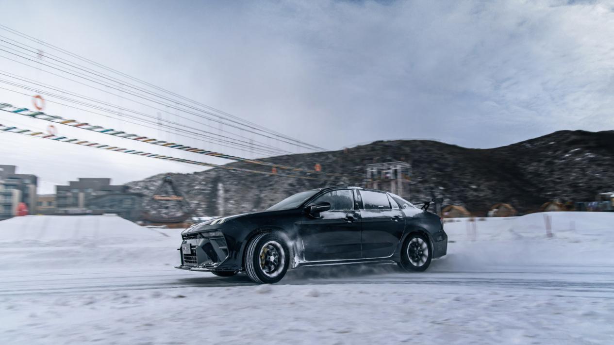 抗寒buff拉满，领克03性能家族轻松征服冬日冰雪路面