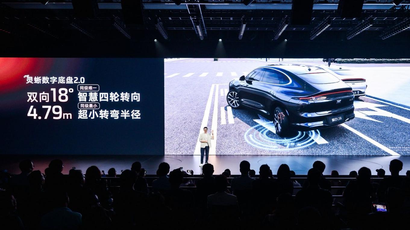 都说大车难开，这台近5米的智己，靠四轮转向在县城一把过