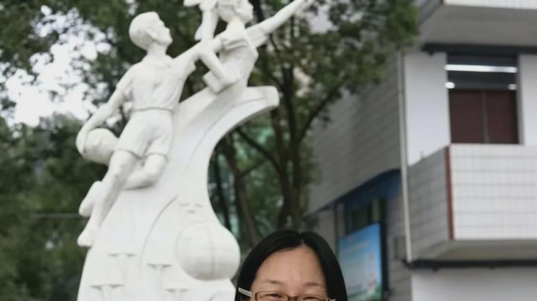 三尺讲台二十载 一片丹心育桃李 记淮滨二高最美教师李雪芹