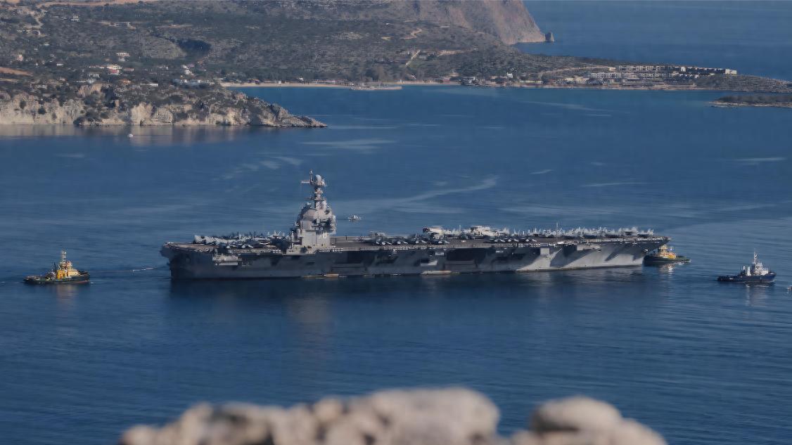 世界最大航母突遭“祝融”，美军着急撇清，明眼人却看出了端倪