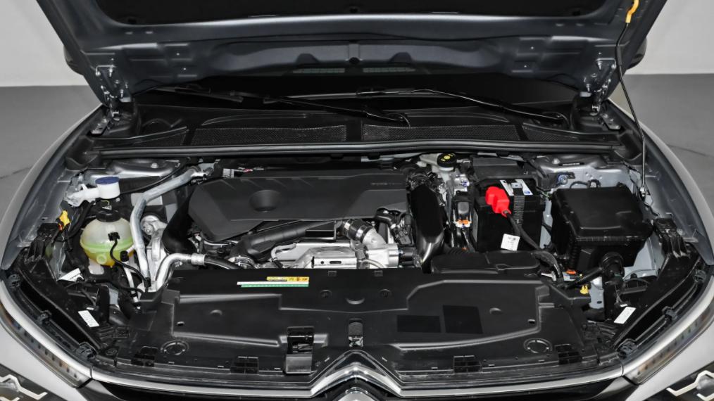 凡尔赛C5 X新增两款车型，配1.6T引擎，售10.17万元
