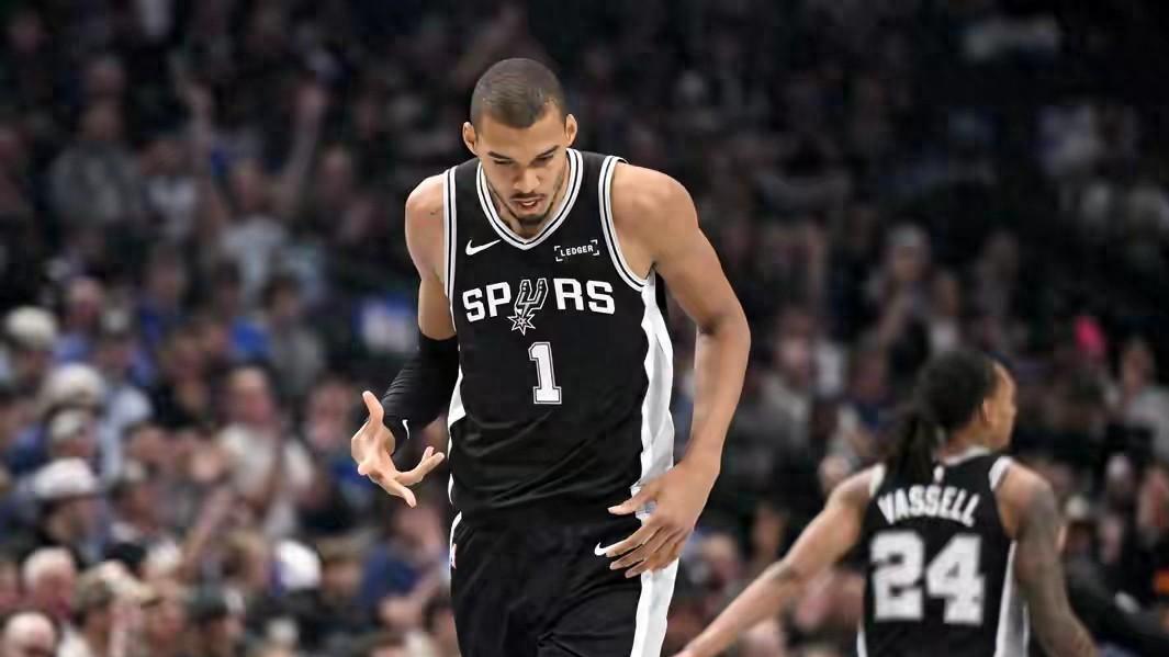 马刺138-125独行侠，卡斯尔砍40+12+12，文班亚马16+11