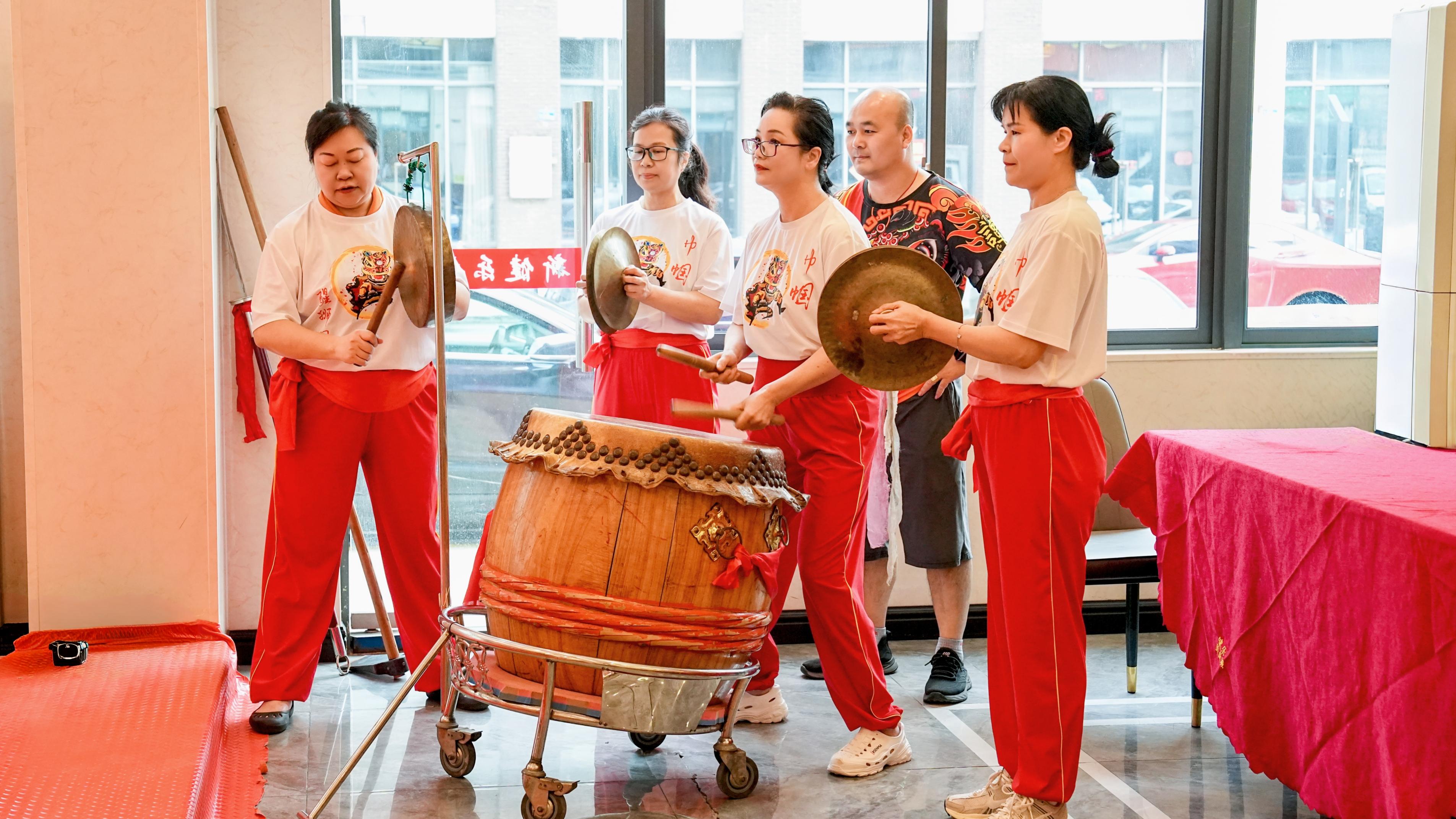 鼓振芳华，狮舞高明！本土首支巾帼醒狮团正式亮相