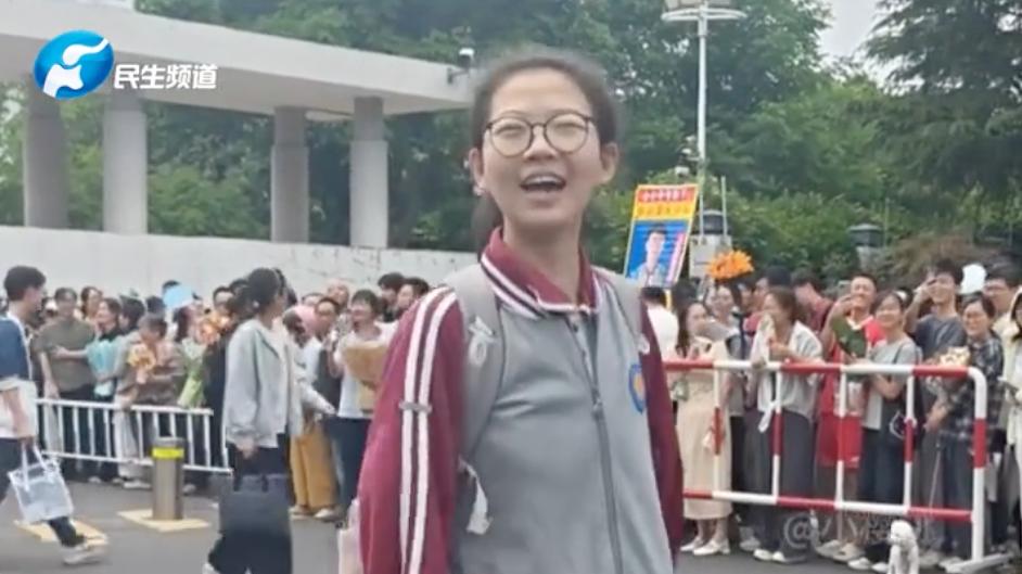 中考结束，泰州女孩喊了一句话全网破防：原来孩子最想要的，从来不是满分