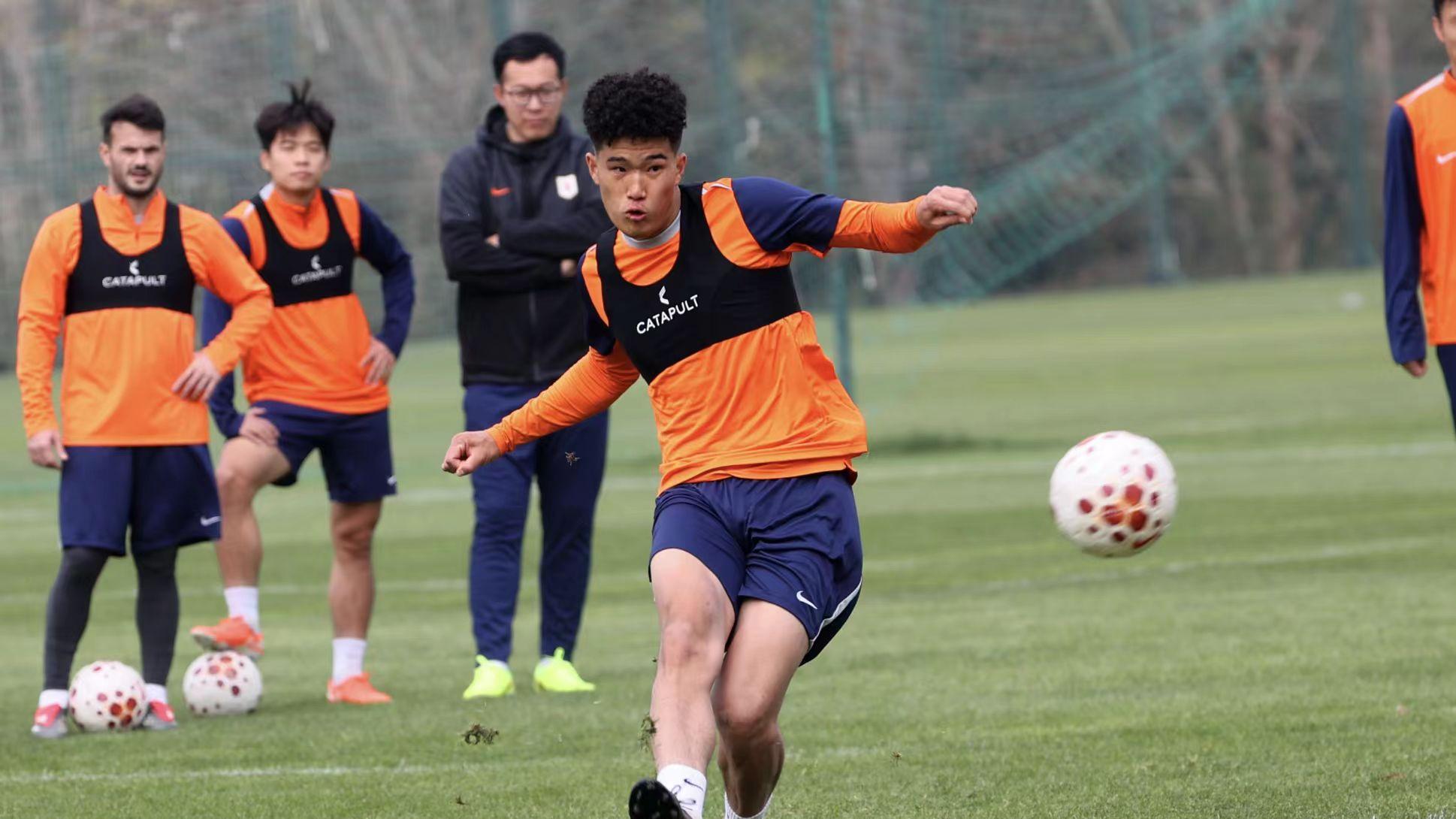 泰山青训倒数第3！韩鹏也很为难！鲁媒：因老将续约，要求出场率