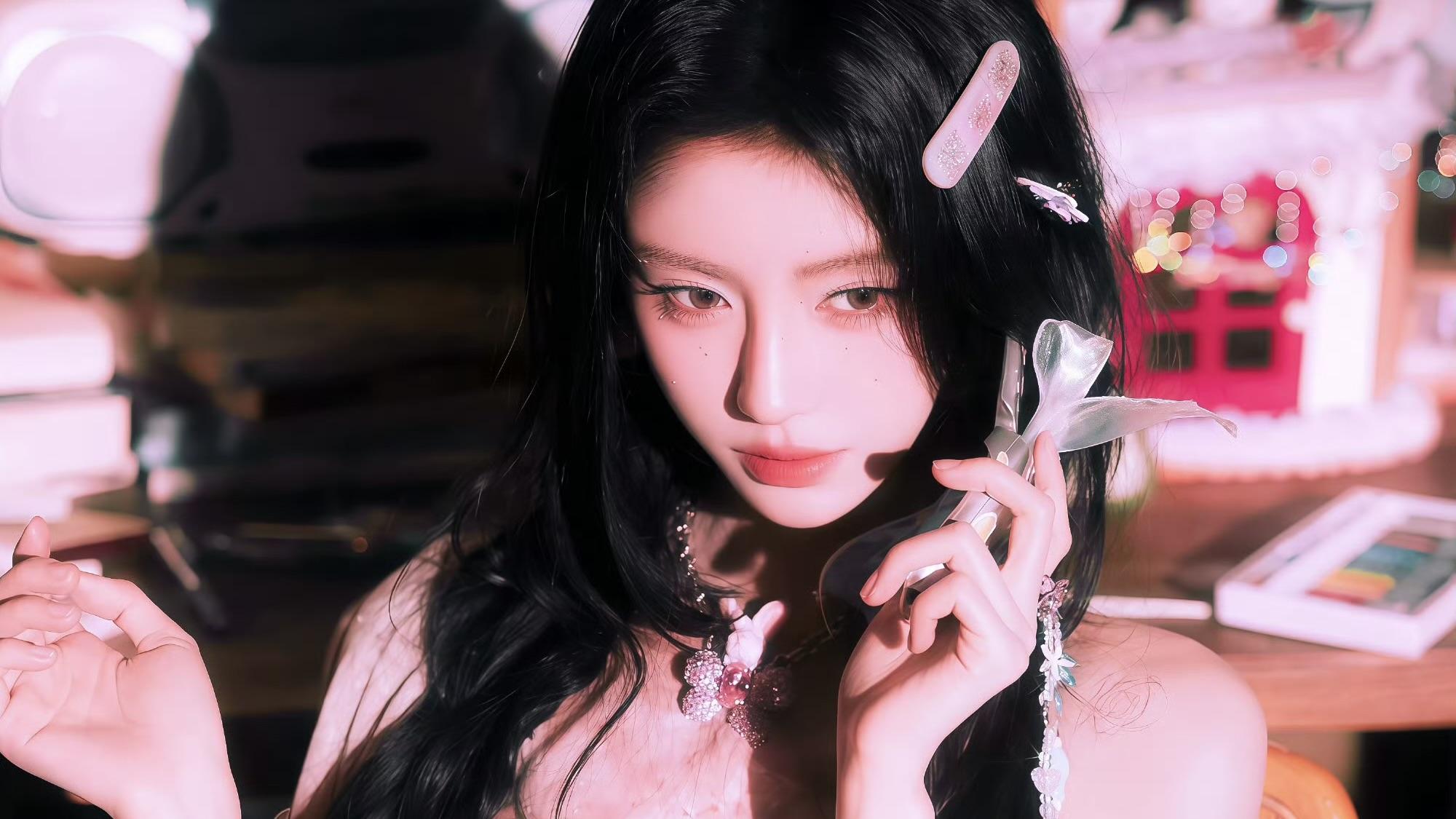 鞠婧祎珍珠腰链造型爆火：把复古少女感焊在身上