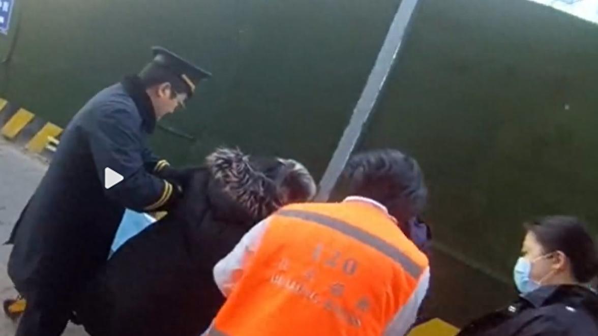 地铁突发险情！望京西站警民接力救人：这些急救关键时刻真救命
