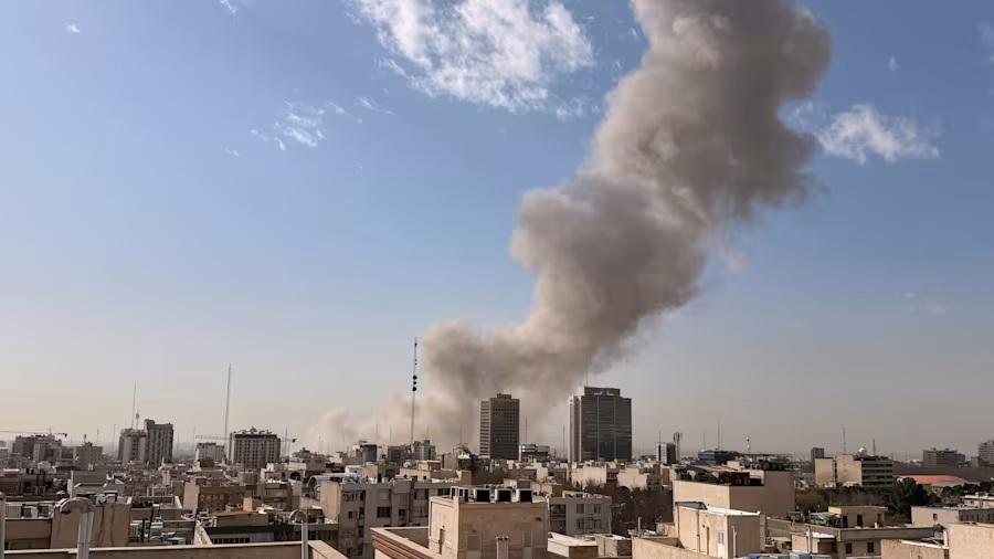 英语：以色列在美国帮助下攻击伊朗首都