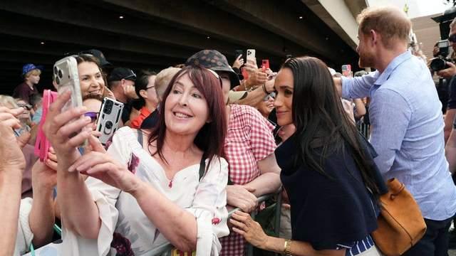 哈里梅根的全球身份危机：这场高仿王室出访，正在拖垮整个君主制