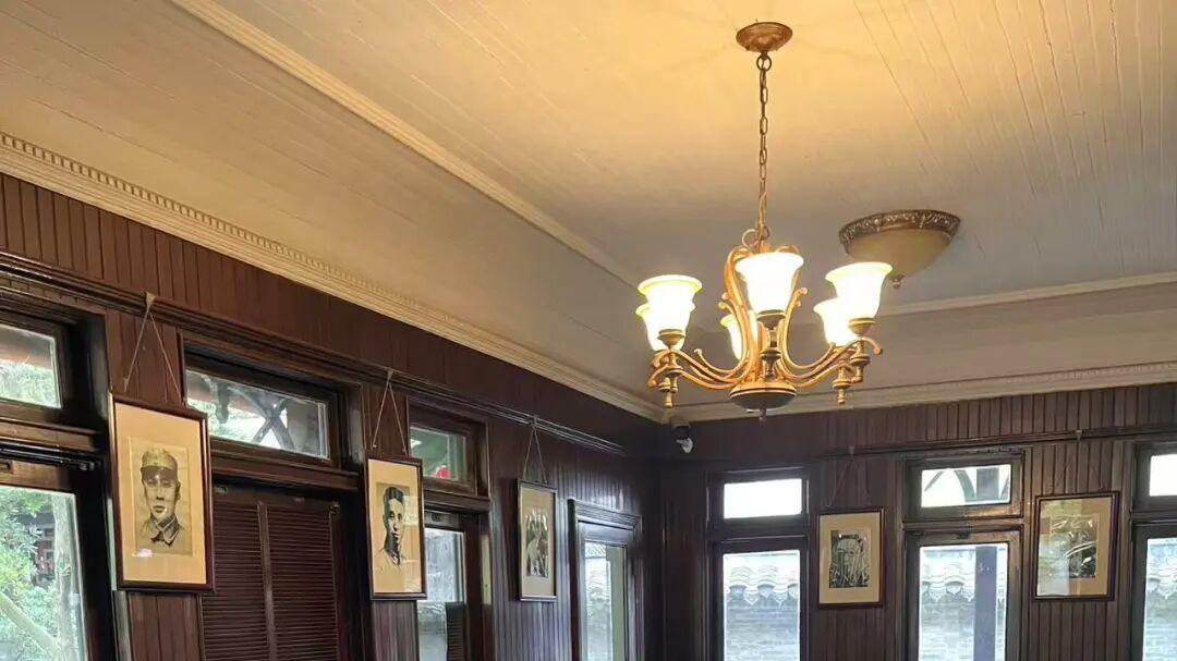 徘徊于历史与命运之间