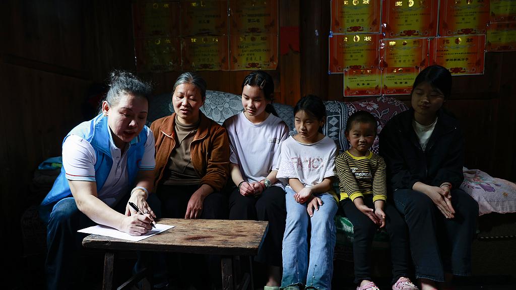 从“千师访万户”到“涉嫌违宪”：家访这事越来越魔幻了