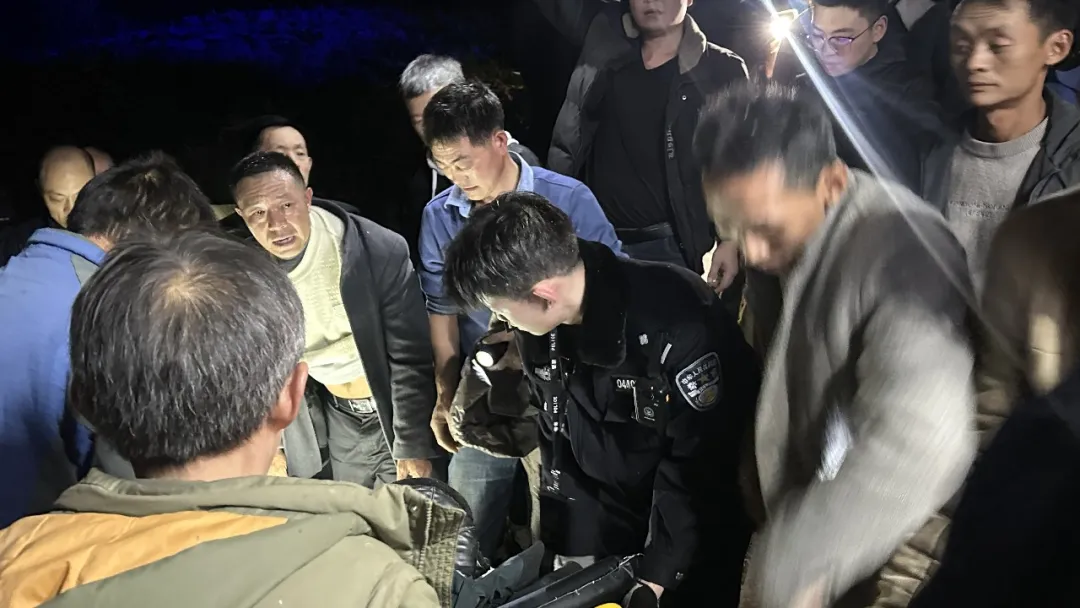 生死3小时！道真公安深夜悬崖接力，背出摔伤老人