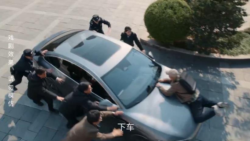 封神《家事法庭》第7集高能暴击 离异爸爸拦车爬上车盖抢探视权