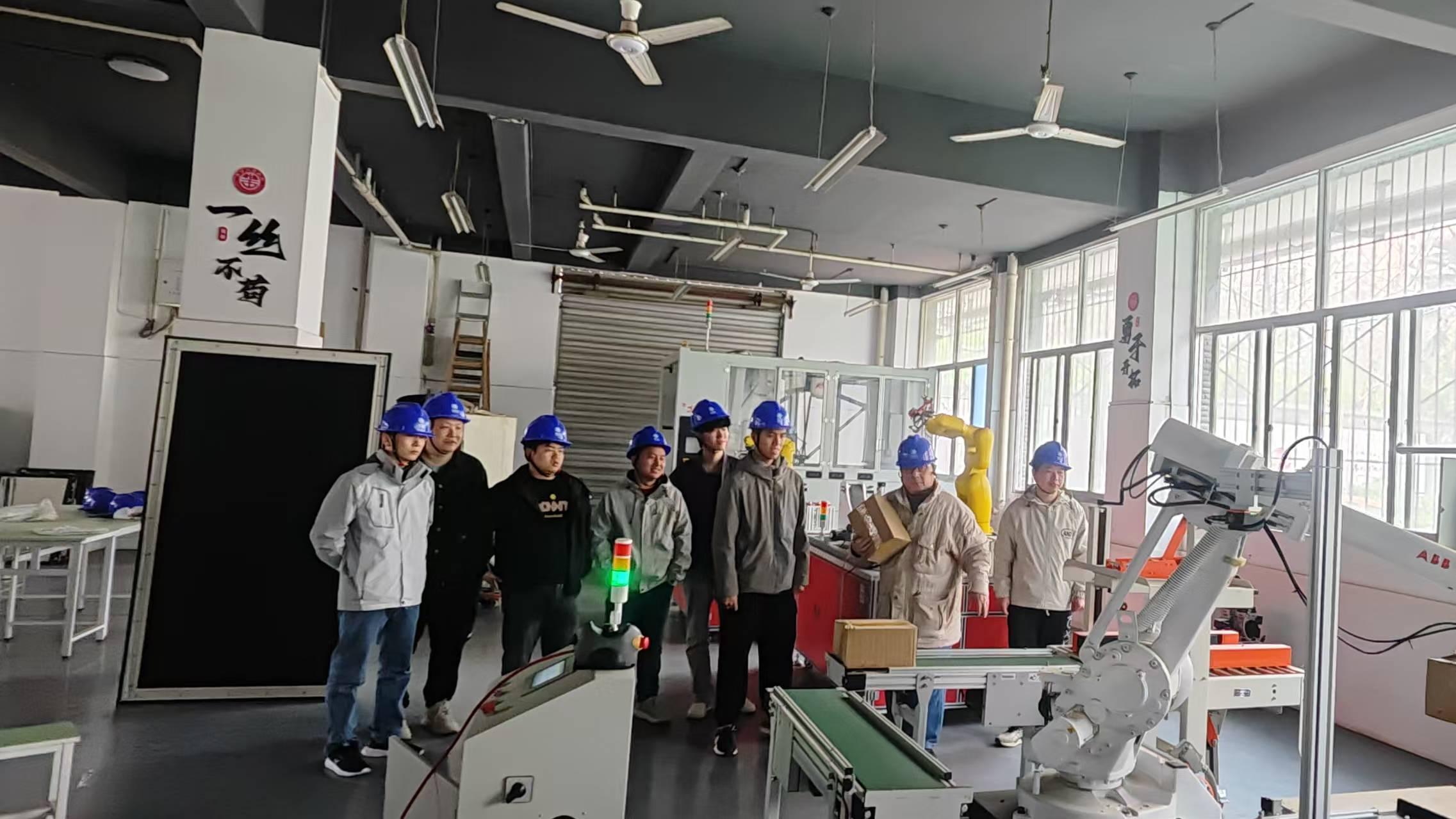 小快递站的大变革：他通过武汉电工PLC培训 让效率翻三倍