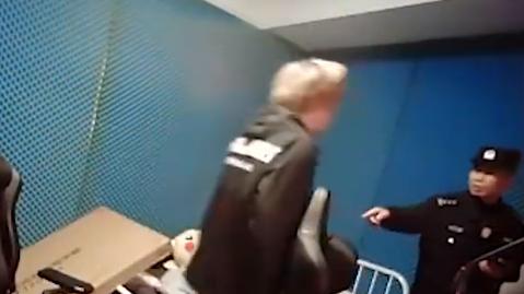 DYS直播扰民被邻居举报，警察进门逮捕，网友调侃还有特约嘉宾