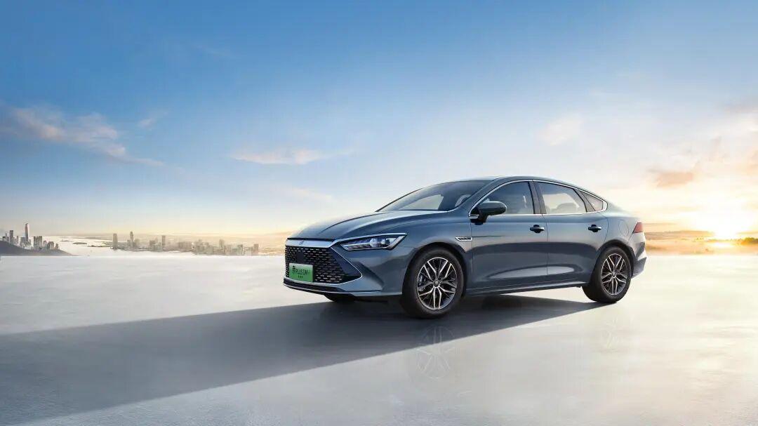 比亚迪抛出杀手锏，纯电续航210km的插混轿车，仅需8万多