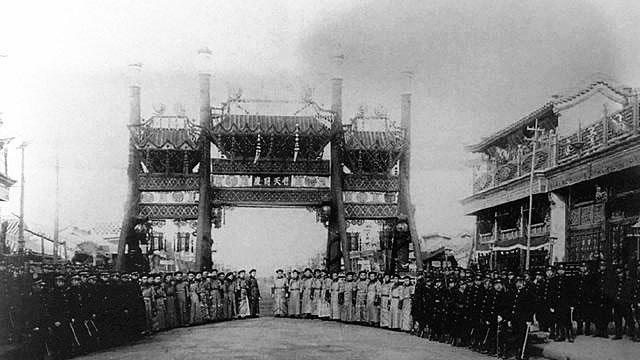 溥仪登基名场面：被按在龙椅上大哭，亲爹急得喊 “快完了”