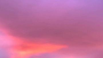 对你忽冷忽热，你还为此还深陷其中，这是爱还是什么？