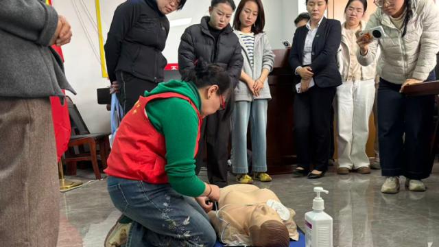 急救知识进社区 安全守护暖民心——西安市心连心志愿者协会院前急救支队走进云臻社区
