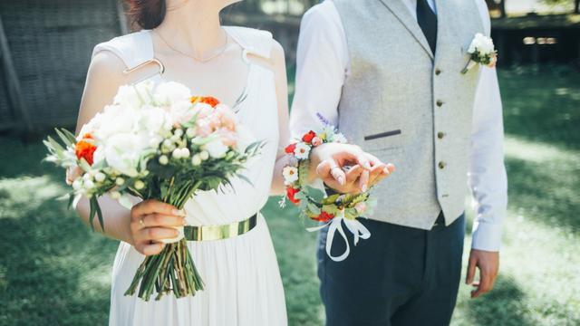 如果你是普通家庭的父母，尽量劝孩子，早结婚，早生娃