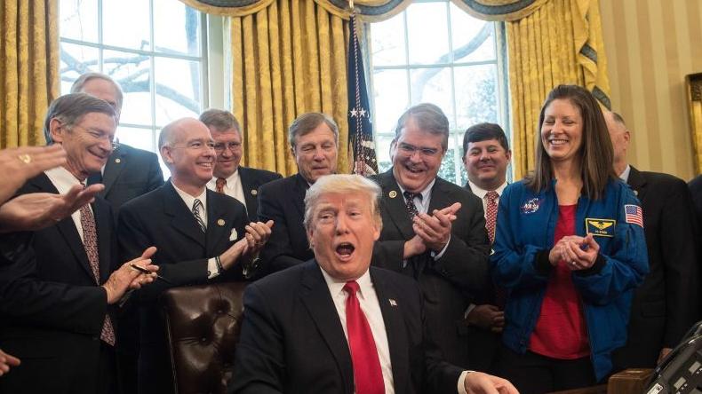 羞辱普京，军费1.5万亿，退66个群，特朗普要打大仗？中国警告