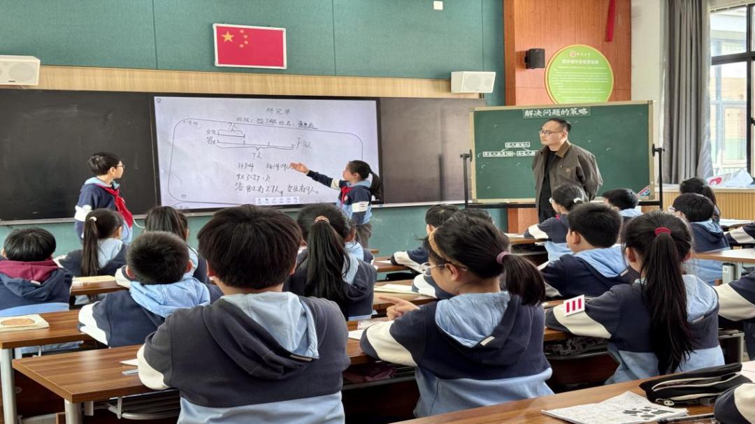 南京市栖霞区 ·宿迁市泗阳县小学数学联合科研活动在晓庄小学举行