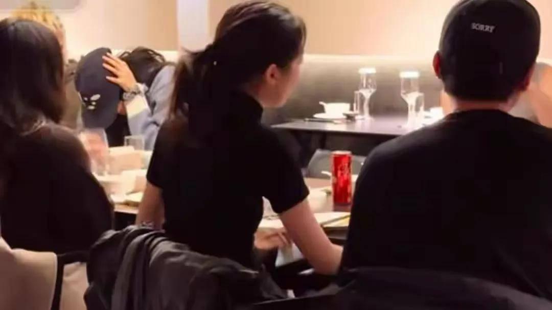 王菲女儿与男性友人出行，19岁李嫣高挑时髦气质好，比明星还有范