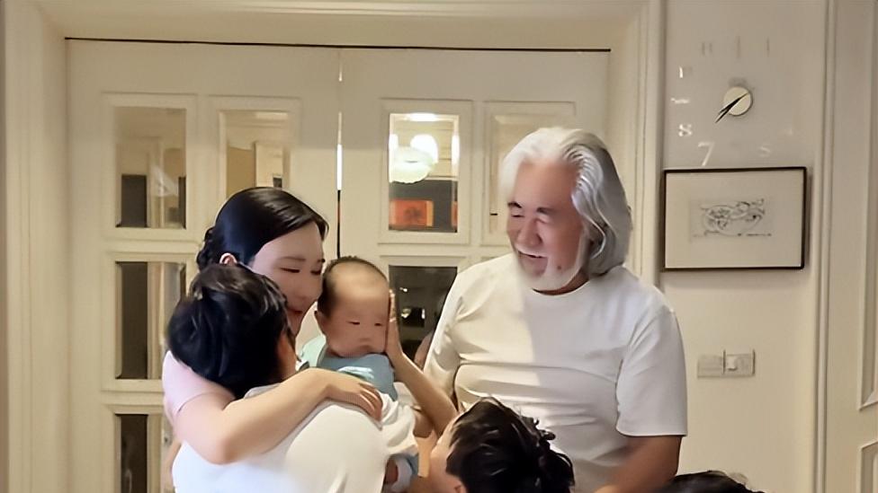 杜星霖直播官宣备孕五胎，高龄抉择引热议，底气背后藏真相