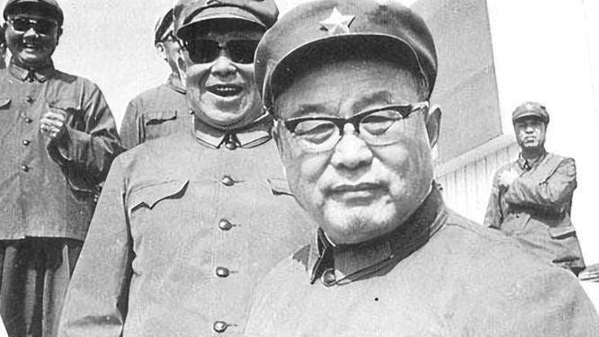 特殊年代司令去提审老战友，怒写手令：谁敢阻拦？