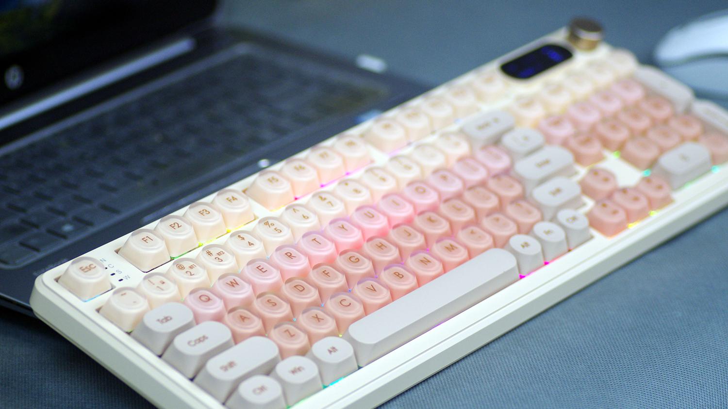 氛围感桌面C位预定！BOW-G98粉底液键盘，温柔到心巴上了