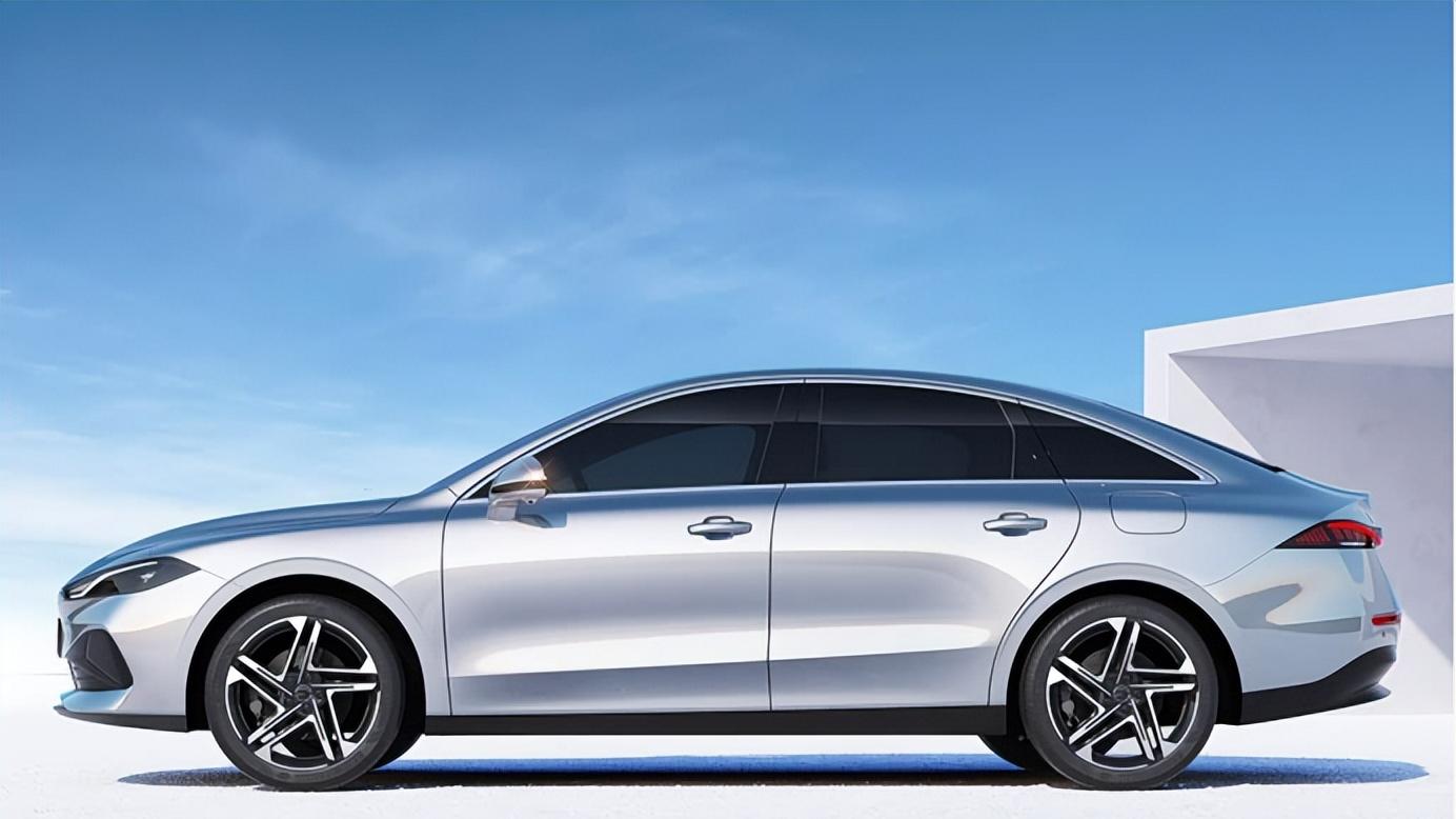 第一批买插混车的人，成了充电苦行僧