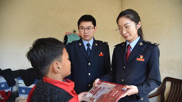 河间市税务局开展“送温暖”活动