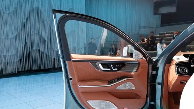 新款迈巴赫S级终于来了！发光立标见过吗？V12大排量动力再续经典