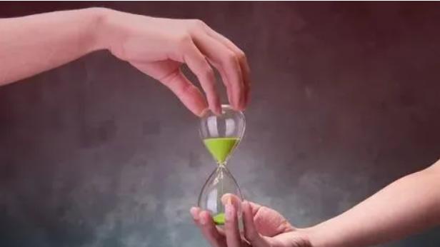 你的创意枯竭了？用“沙漏模型”重新激活你的“可能性”大脑