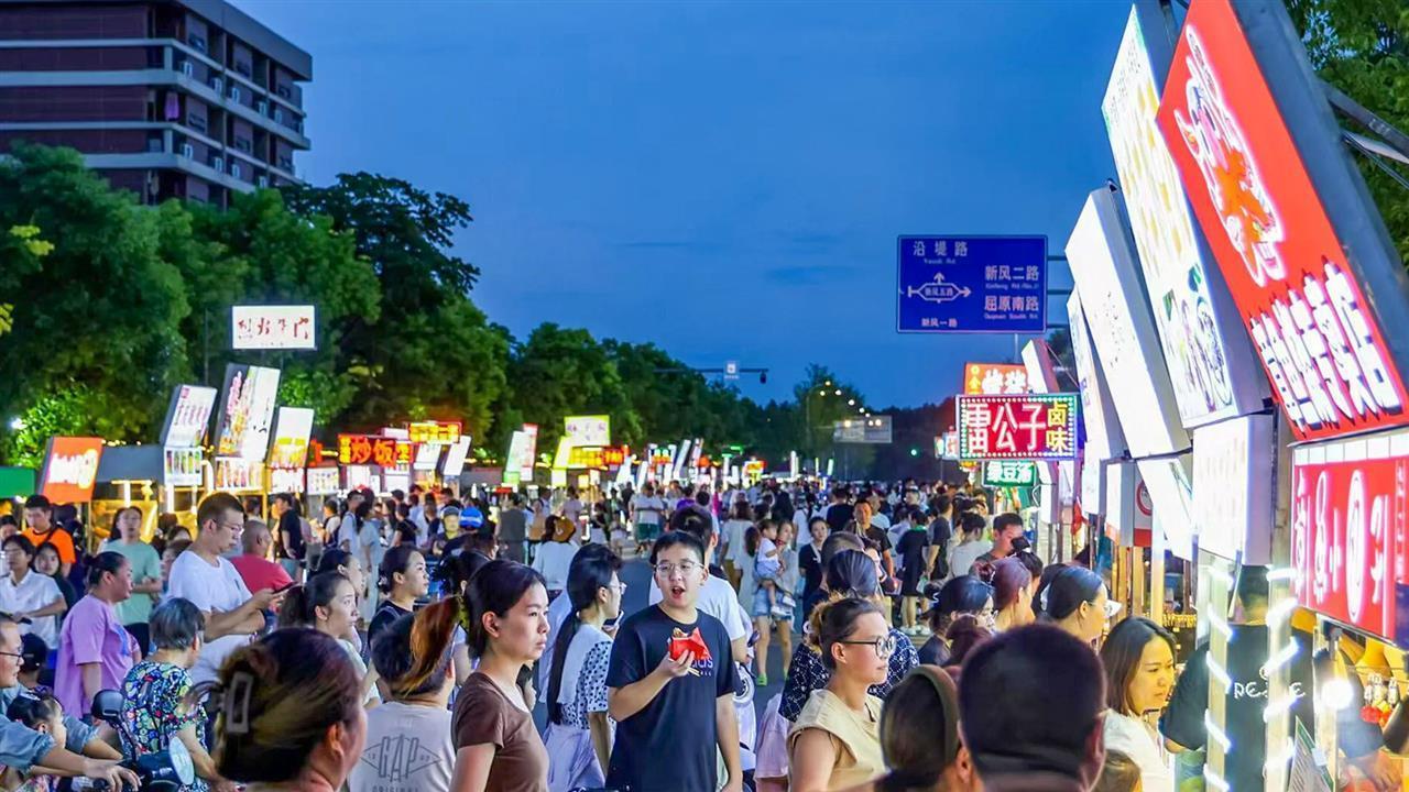 夫妻档小吃摊年营收超百万？实地探访揭秘：日均炸千根肠，高收入背后是全家辛劳