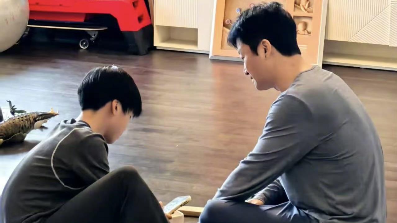 倪萍直播喊话吴京“回家带娃”，战狼秒变“全职奶爸”