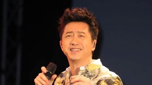 《歌手2026》闹麻了！庾澄庆淘汰，何炅那句“多亏那英”成最大讽刺