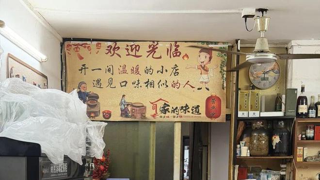博士请吃了7年外卖店老板娘拍毕业照 后者赴约晒合照