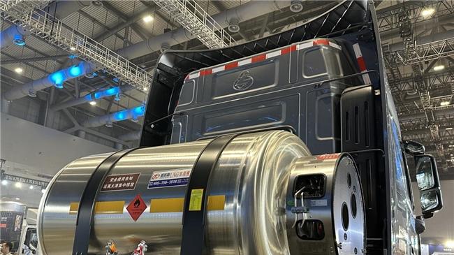 乘龙HK LNG牵引车：大马力低气耗创富利器，为您年省2万元