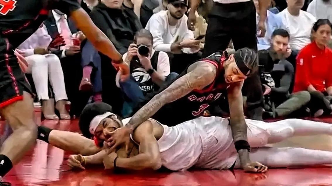 猛龙大胜骑士，英格拉姆超级尴尬，提前下场被队友拉着躺赢