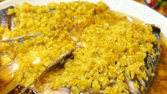 重庆江湖味里的温柔：酱椒鱼头，酱香胜剁椒