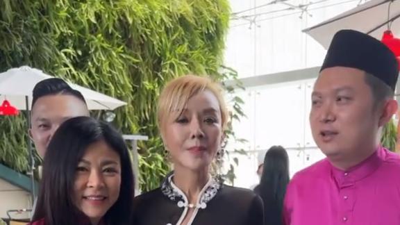 叶子楣出席活动：印花旗袍展示好身材，与别人合影有说有笑
